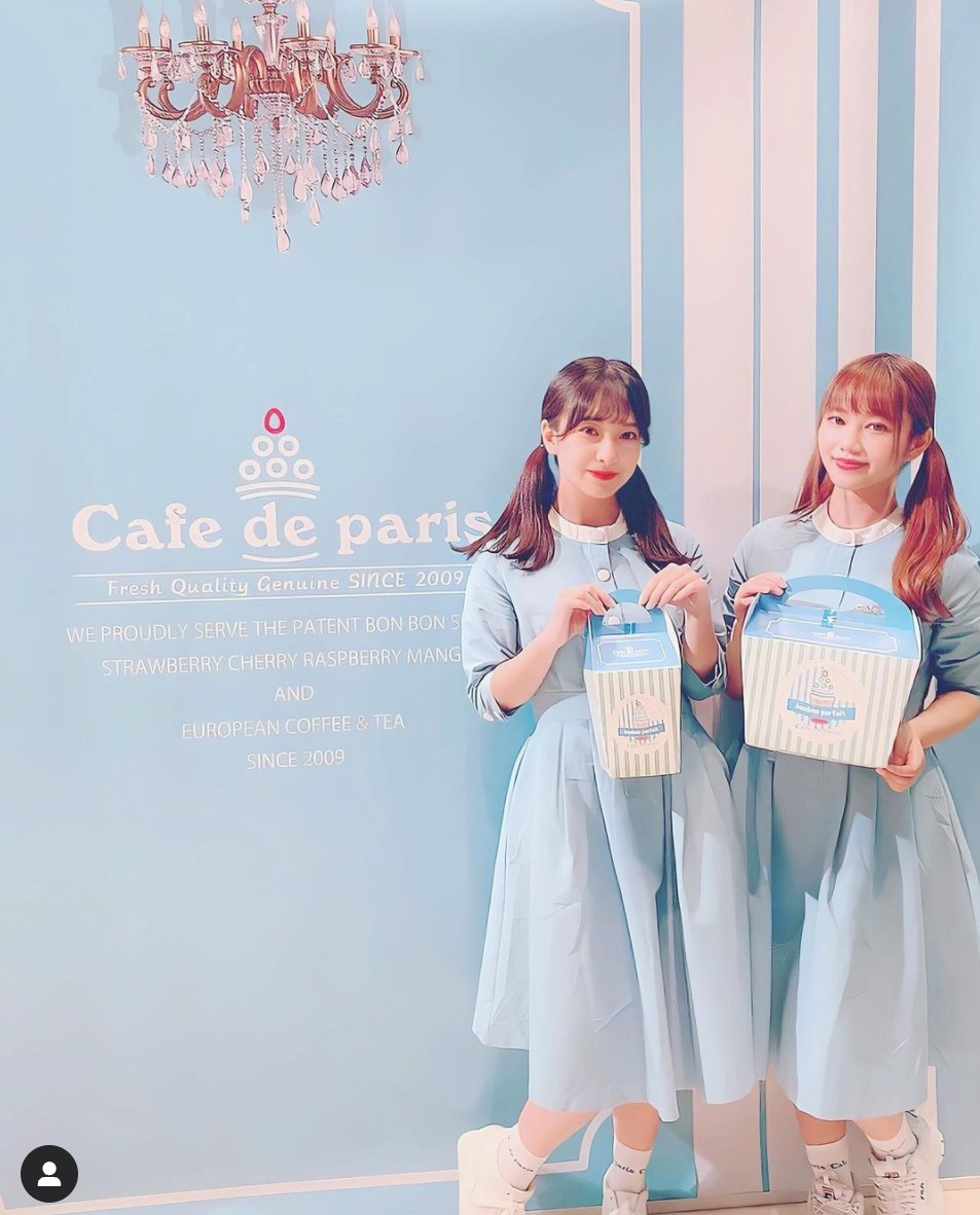 カフェ ド パリの制服を着たスタッフのイメージ