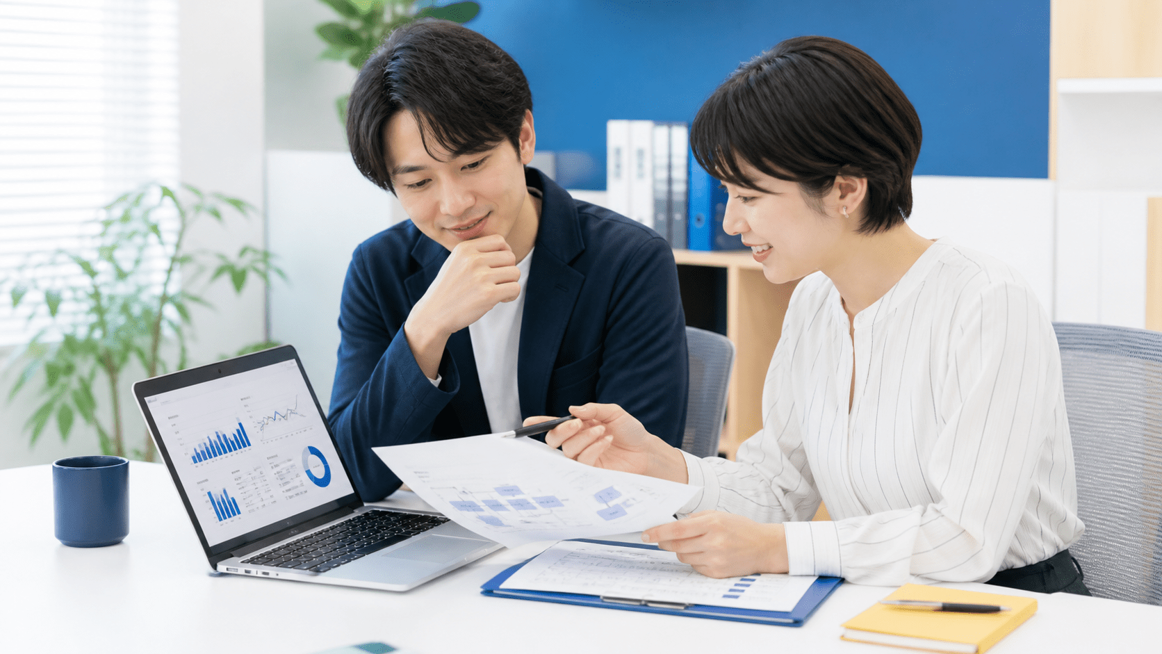 企業担当者と編集者がSEO記事の構成案を確認するイメージ